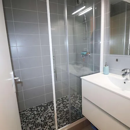 T2 Climatise Avec Terrasse, Parking A 100m De La - Fr-1-307-111 Apartment *